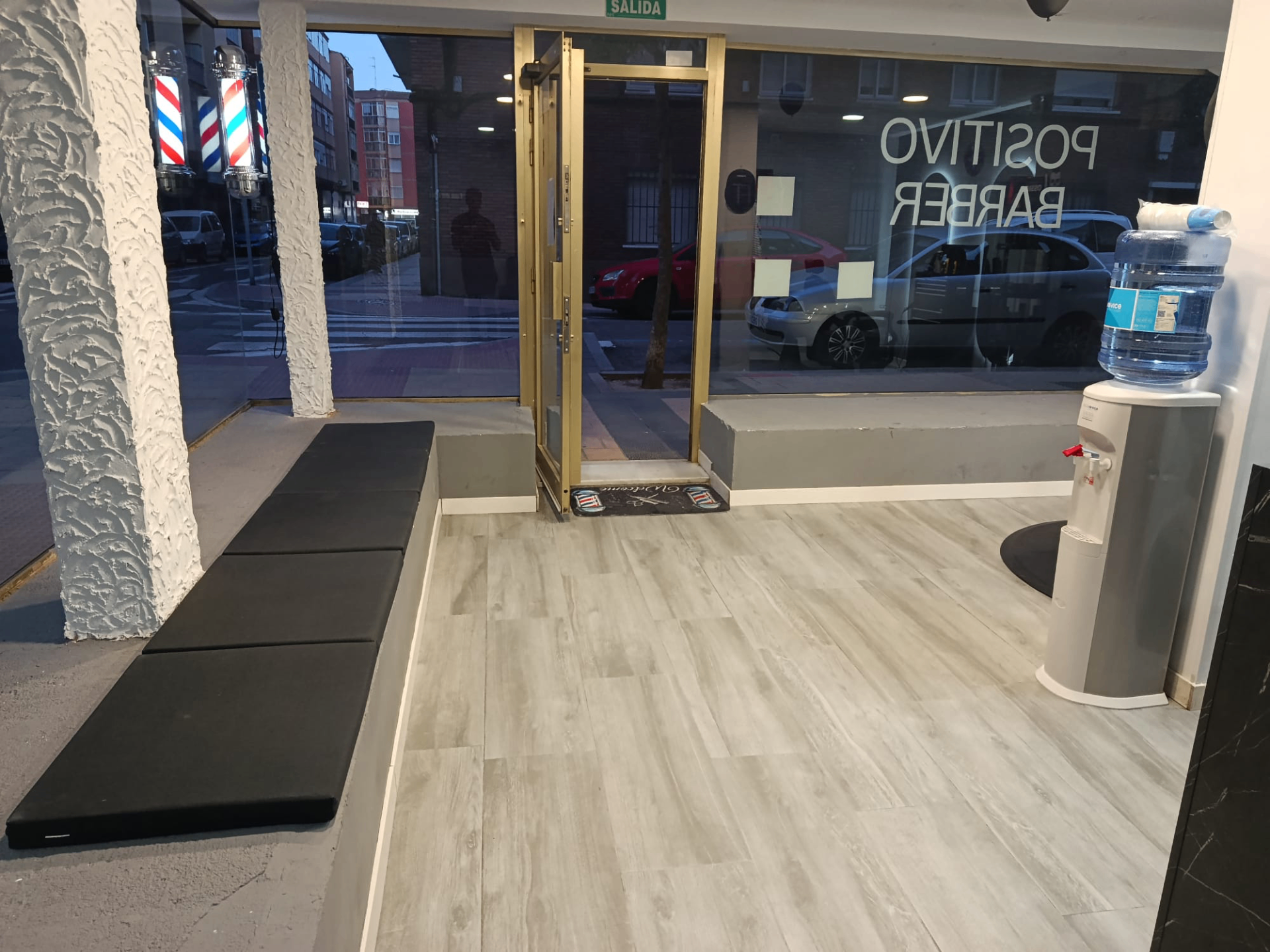 Interior de Positivo Barber 8